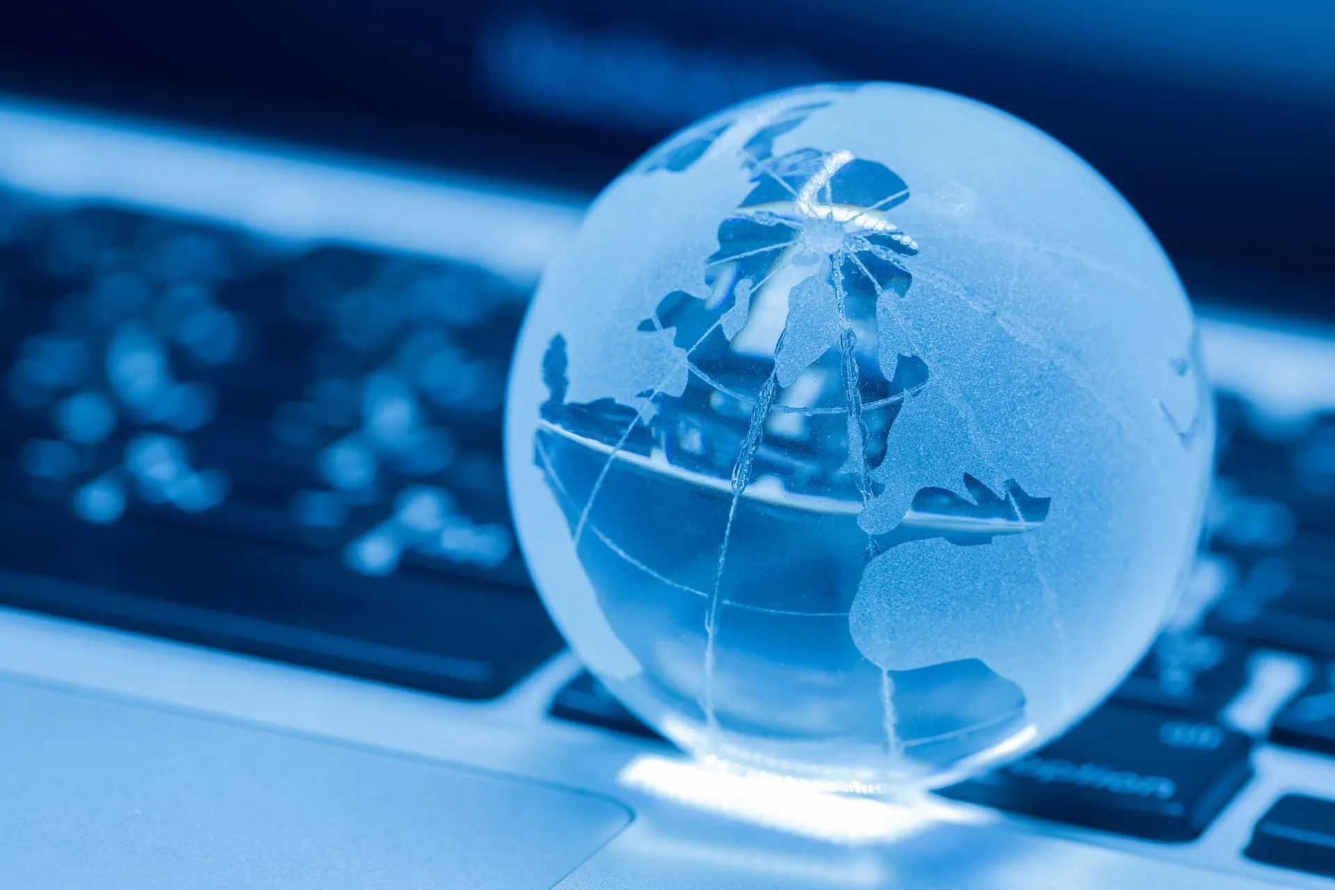 Globe en verre posé sur un ordinateur