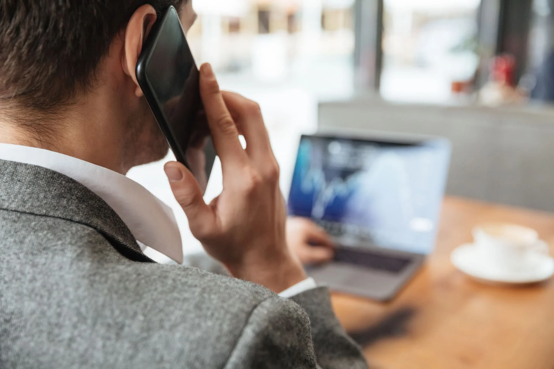 An advisor is on the phone in front of his computer to support his customer.
