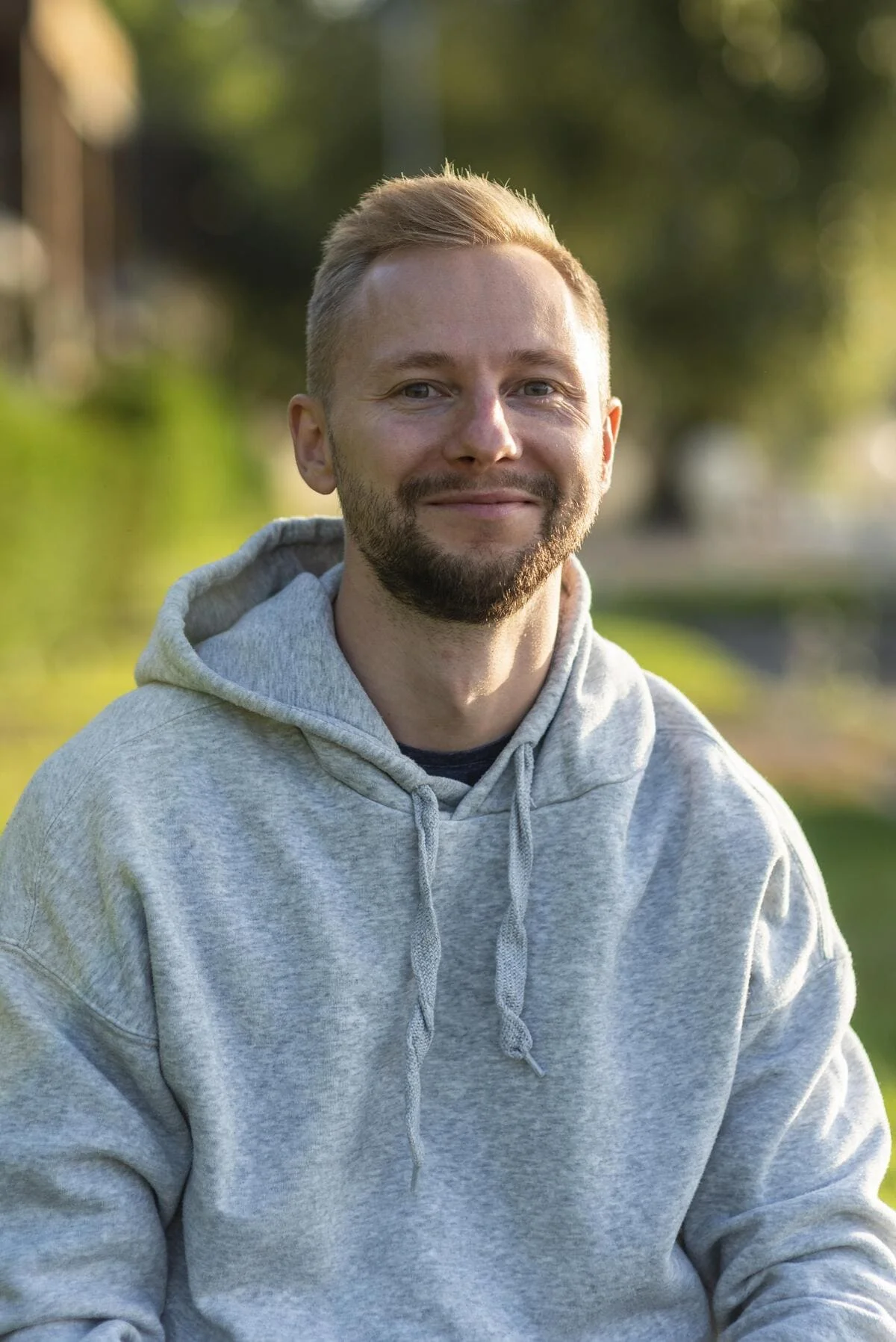 Jeune homme en pull gris