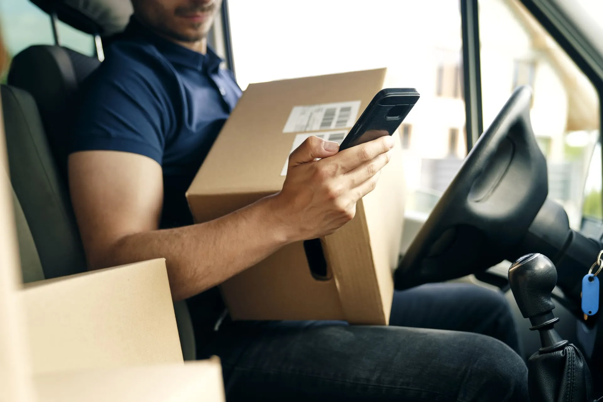 Driver manages his parcels from his phone